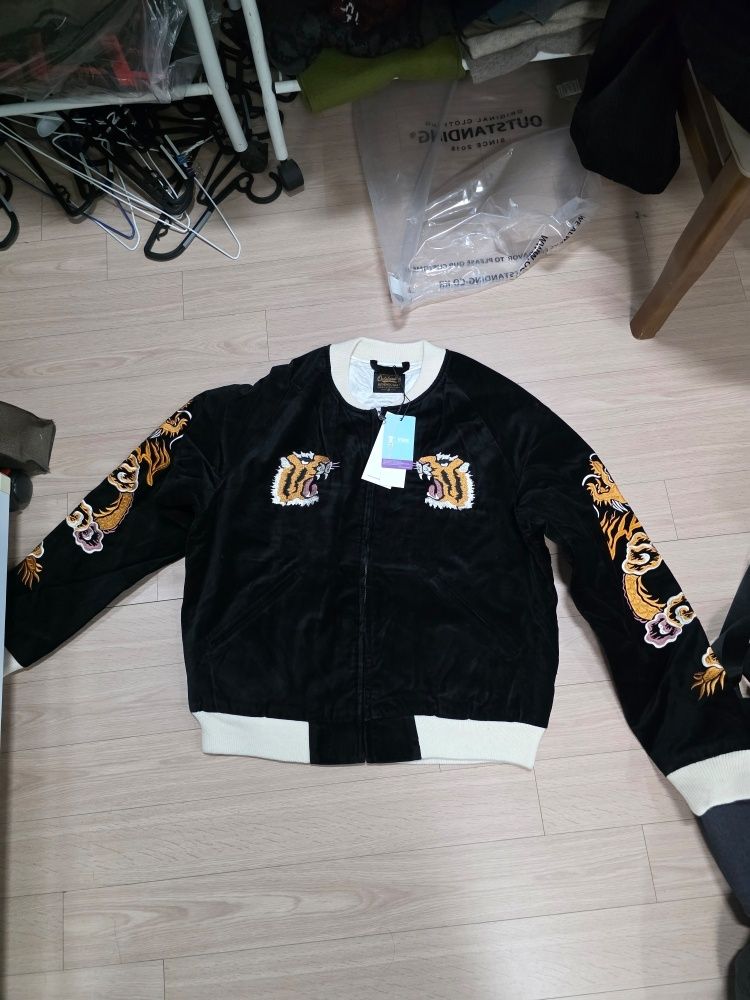 MUSINSA公式 | OUTSTANDING VELVET SOUVENIR JACKET_BLACK