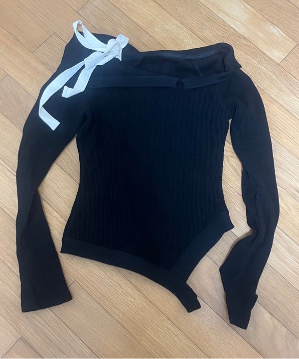 MUSINSA | GLOWNY DEMI CUTOUT LONG SLEEVE (BLACK)