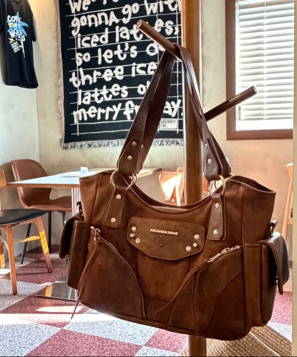 MUSINSA公式 | IUGAMAKARAS Studded Suede Shoulder Bag (Brown)