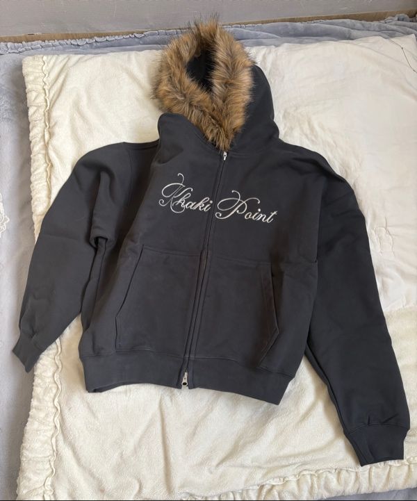 MUSINSA | KHAKIPOINT Lettering Fur Hood Zip-up (charcoal)