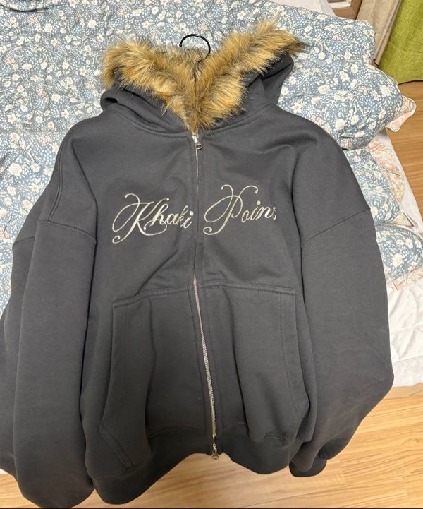 MUSINSA | KHAKIPOINT Lettering Fur Hood Zip-up (charcoal)