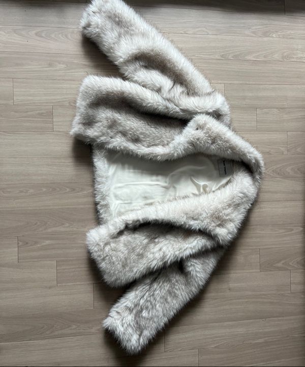 MUSINSA公式 | ROSÉ FRANTZ Crop Mix Fur Jacket [Beige]