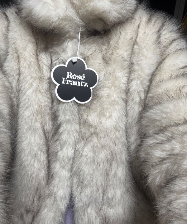 MUSINSA公式 | ROSÉ FRANTZ Crop Mix Fur Jacket [Beige]