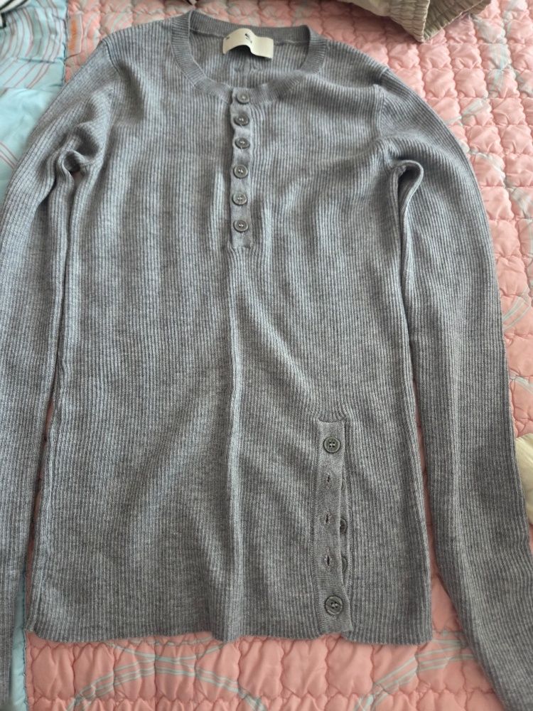 MUSINSA | SCHISM INDUCING BUTTON SLIT HENLEY KNIT GREY