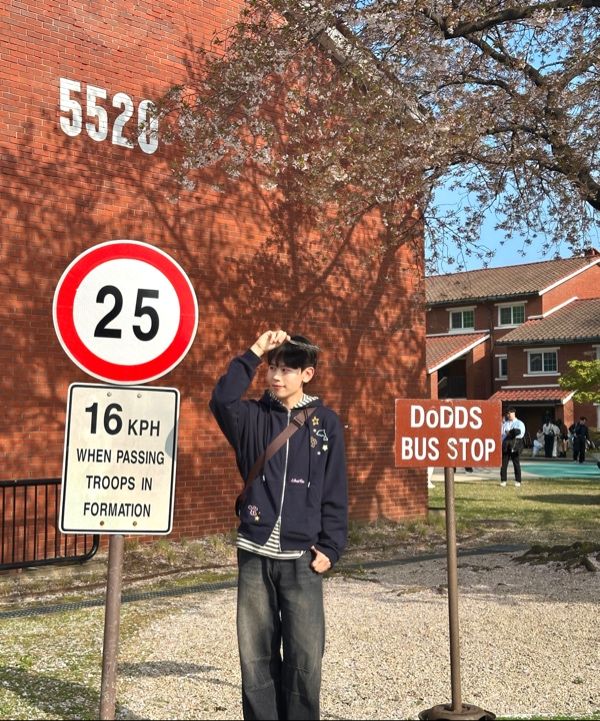 MUSINSA公式 | WAI KEI スタードルフィンエンボグラフィックフード