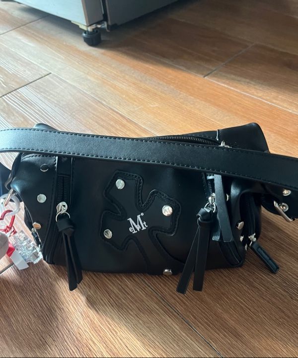 MUSINSA公式 | MUCENT バエルクロスレザーパッチミニショルダーバッグ