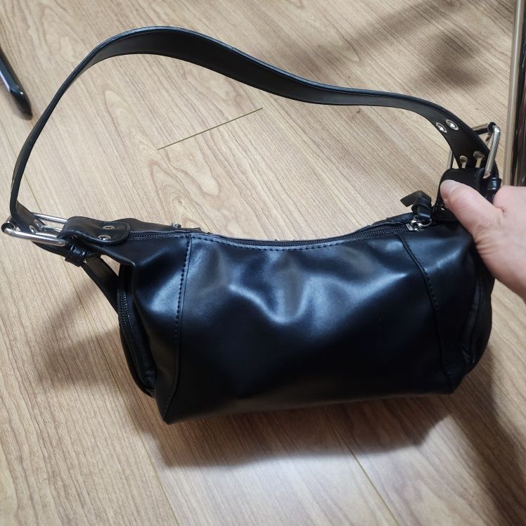 MUSINSA公式 | MUCENT バエルクロスレザーパッチミニショルダーバッグ