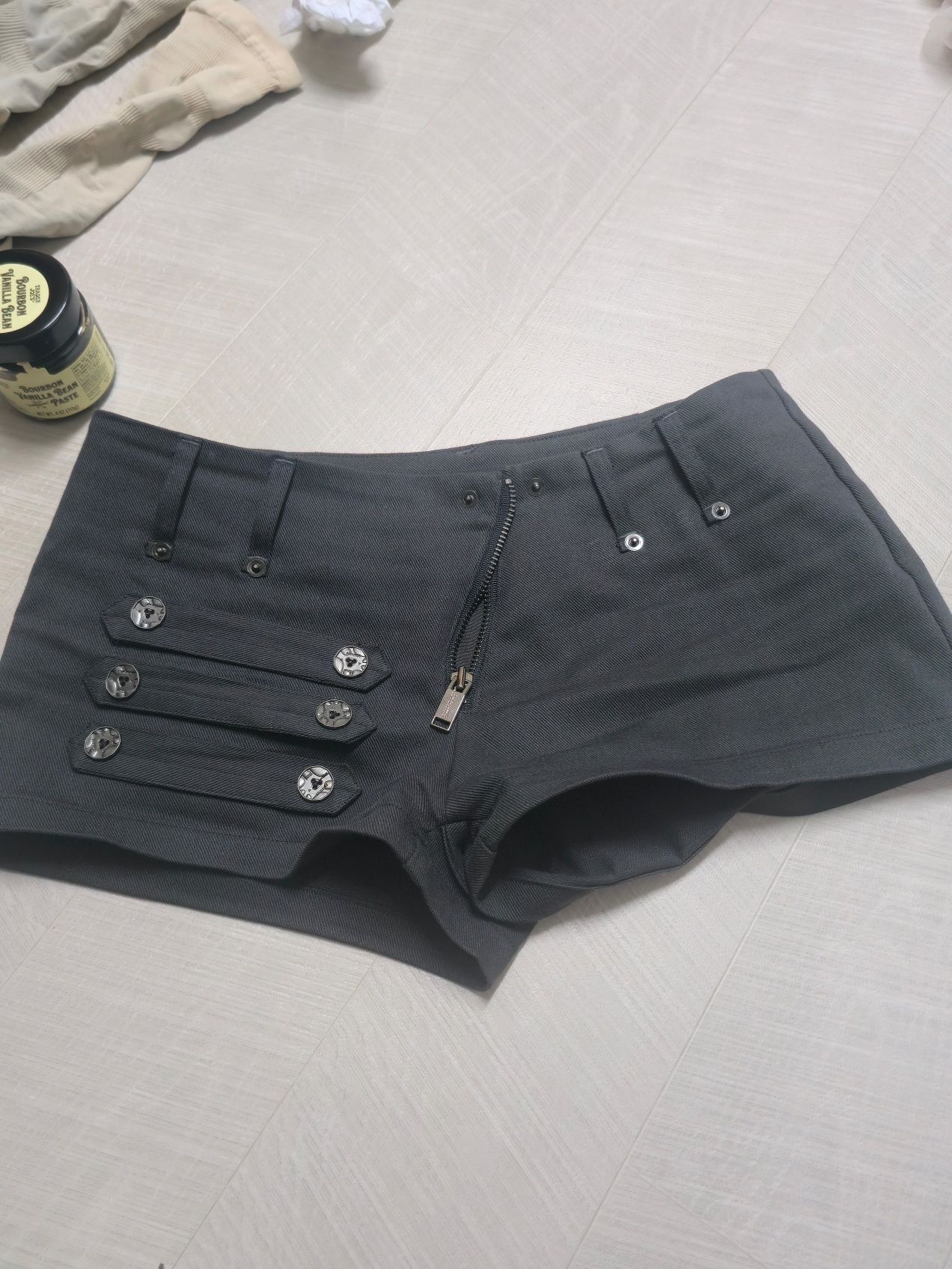 MUSINSA | ETRE AU SOMMET Napoleon Diagonal zipper short pants