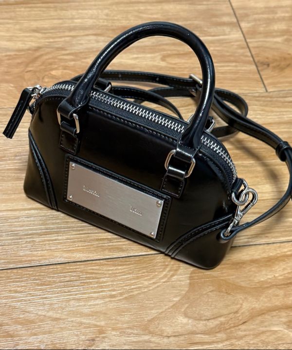 バッグ Matin Kim CURVE ZIP MINI BAG IN BLACK MUSINSA公式 | MATIN KIM CURVE ZIP MINI BAG IN BLACK