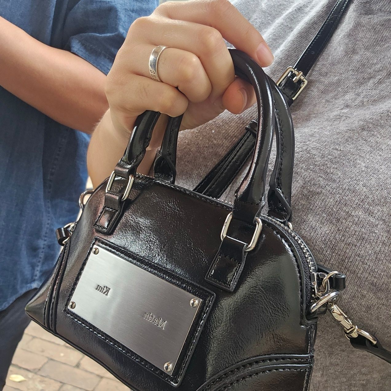 MUSINSA公式 | MATIN KIM CURVE ZIP MINI BAG IN BLACK