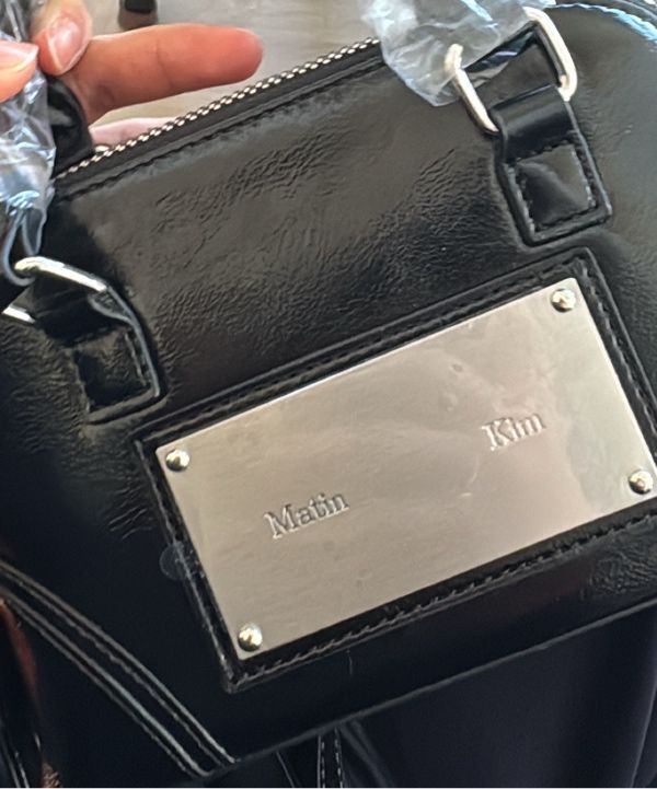 MUSINSA公式 | MATIN KIM CURVE ZIP MINI BAG IN BLACK