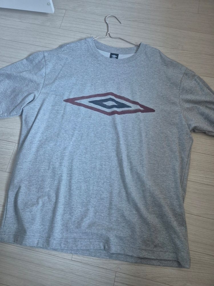 TREASURE asahi UMBRO Tシャツ グレー S MUSINSA | UMBRO [Umbro x Asahi Hamada] Hand Drawing Logo Short