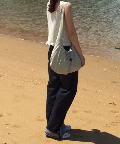 MUSINSA公式 | OHESHIO FLORAL REVERSIBLE HOBO BAG, LIGHT KHAKI