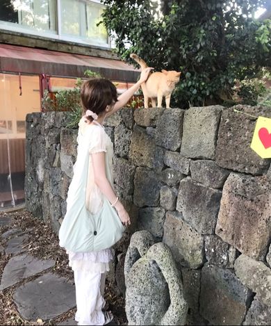 MUSINSA公式 | OHESHIO FLORAL REVERSIBLE HOBO BAG, LIGHT KHAKI