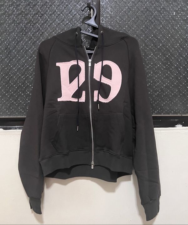 MUSINSA公式 | ILLIGO 129 ロゴパッチフードジップアップチャコール