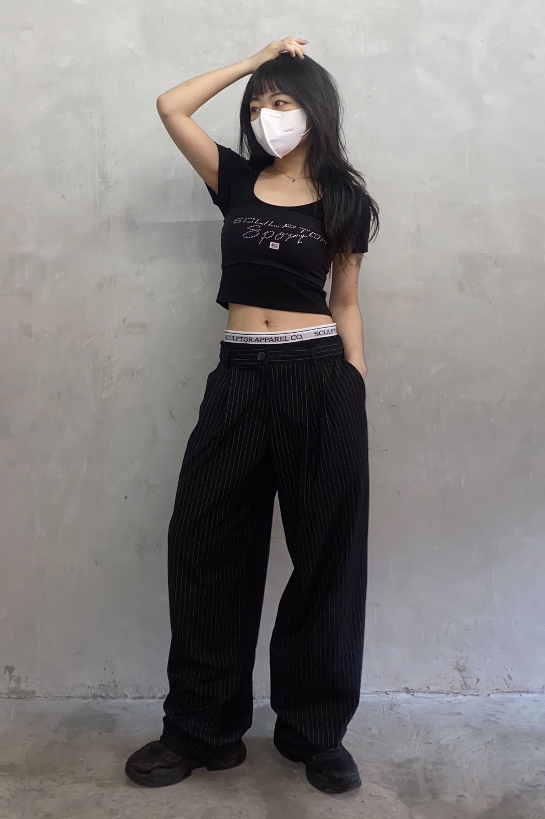 브랜드 스냅의 Peekaboo Lowrise Pintuck Pants Gray Pin Stripe 코디