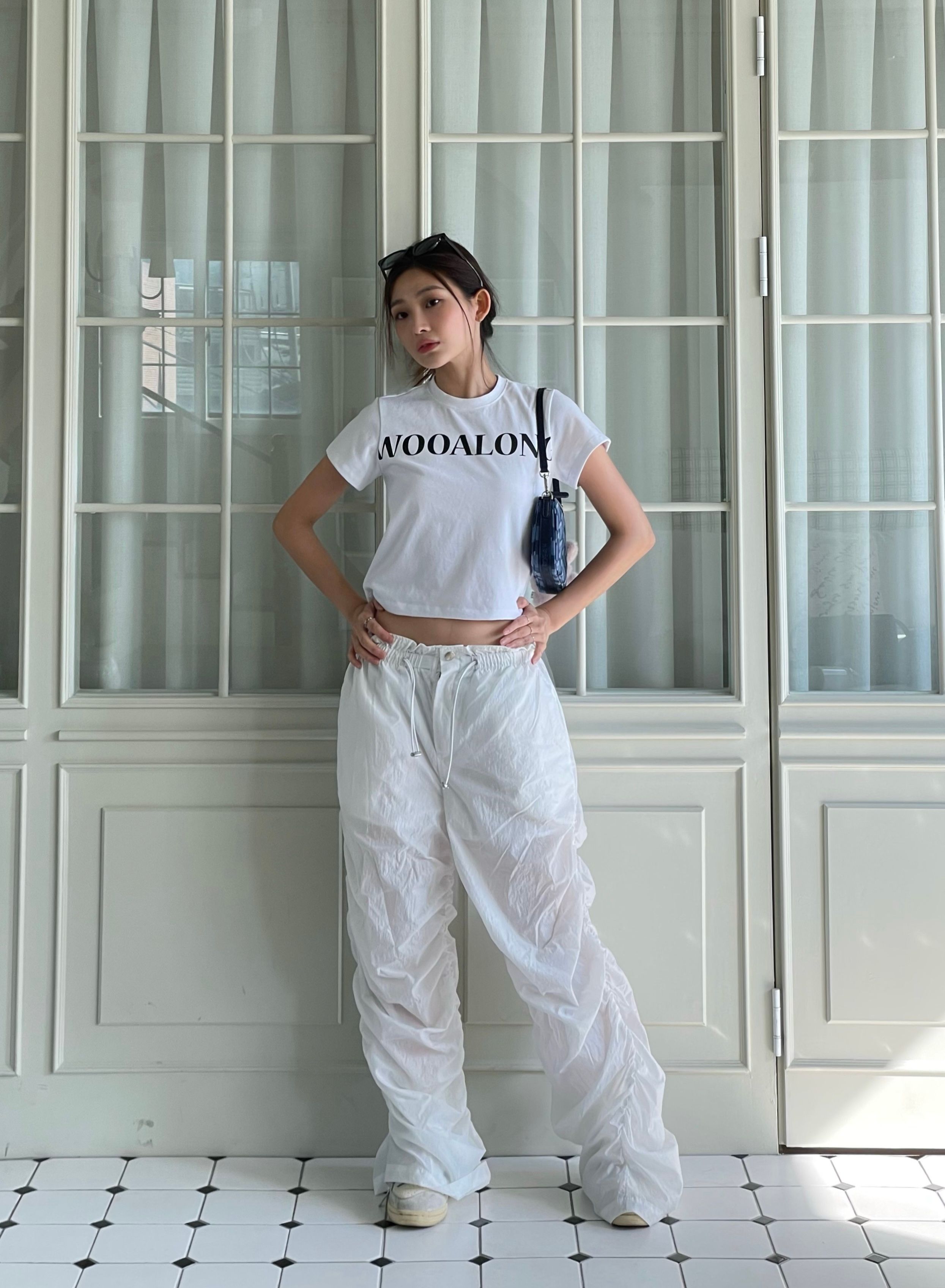 브랜드 스냅의 Shirring semi wide parachute pants - WHITE 코디 | 무