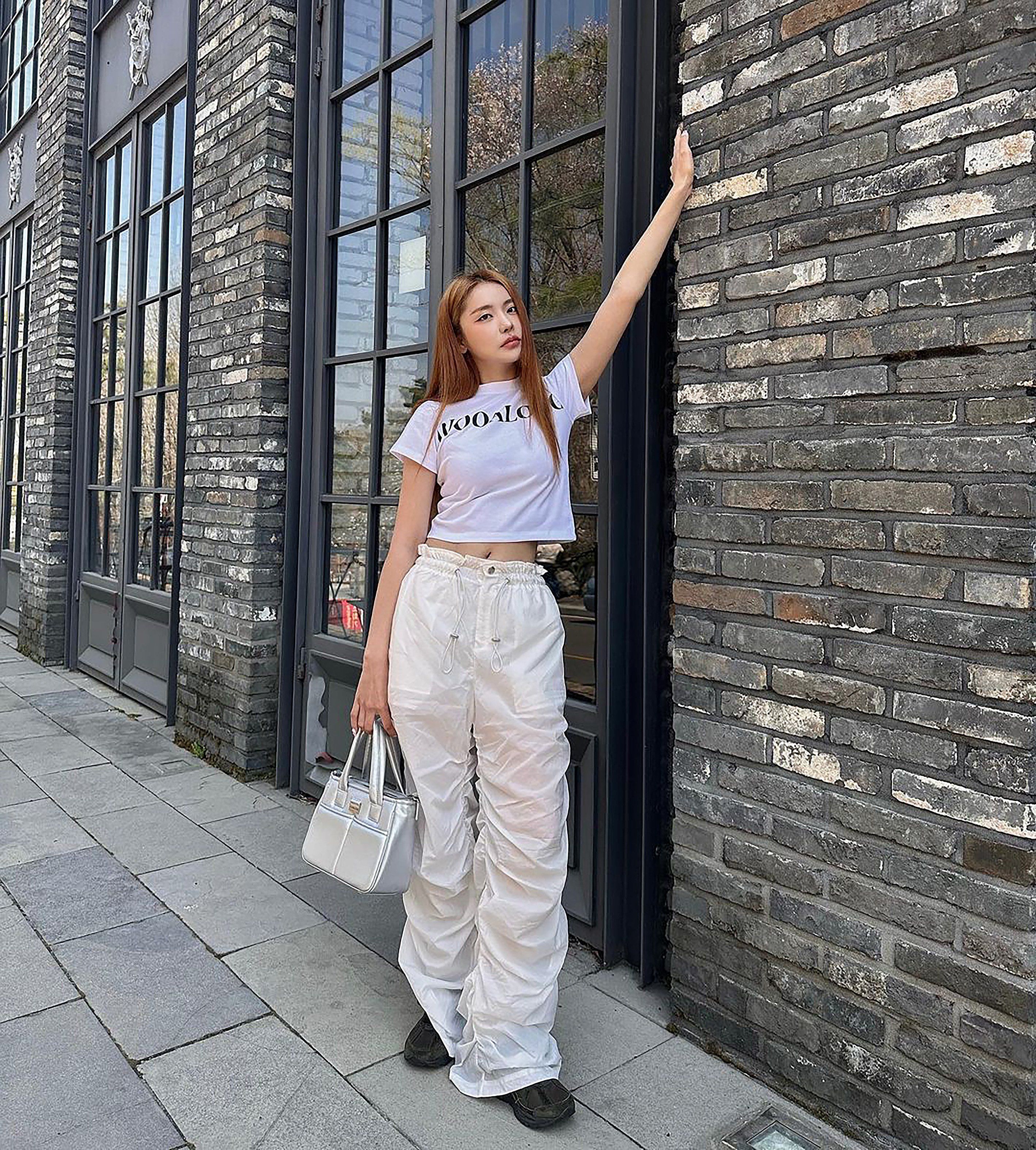 브랜드 스냅의 Shirring semi wide parachute pants - WHITE 코디 | 무