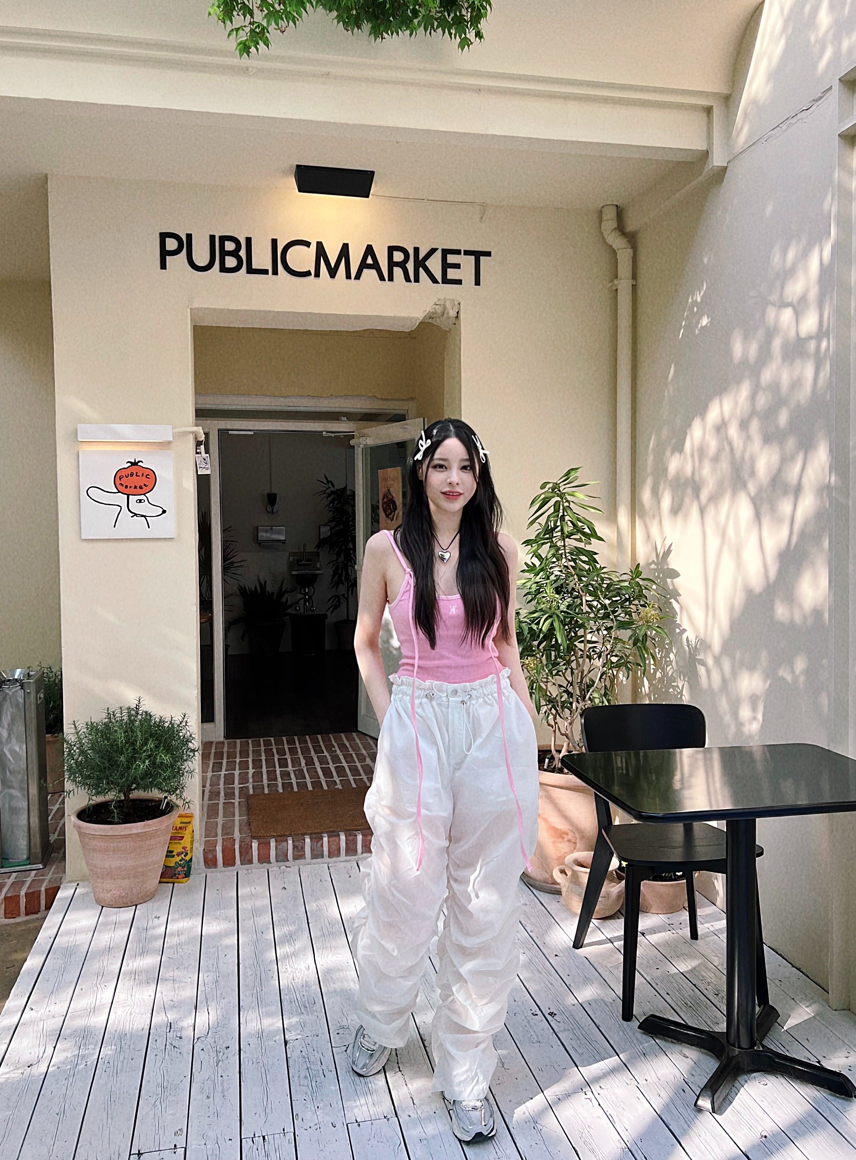 브랜드 스냅의 Shirring semi wide parachute pants - WHITE 코디