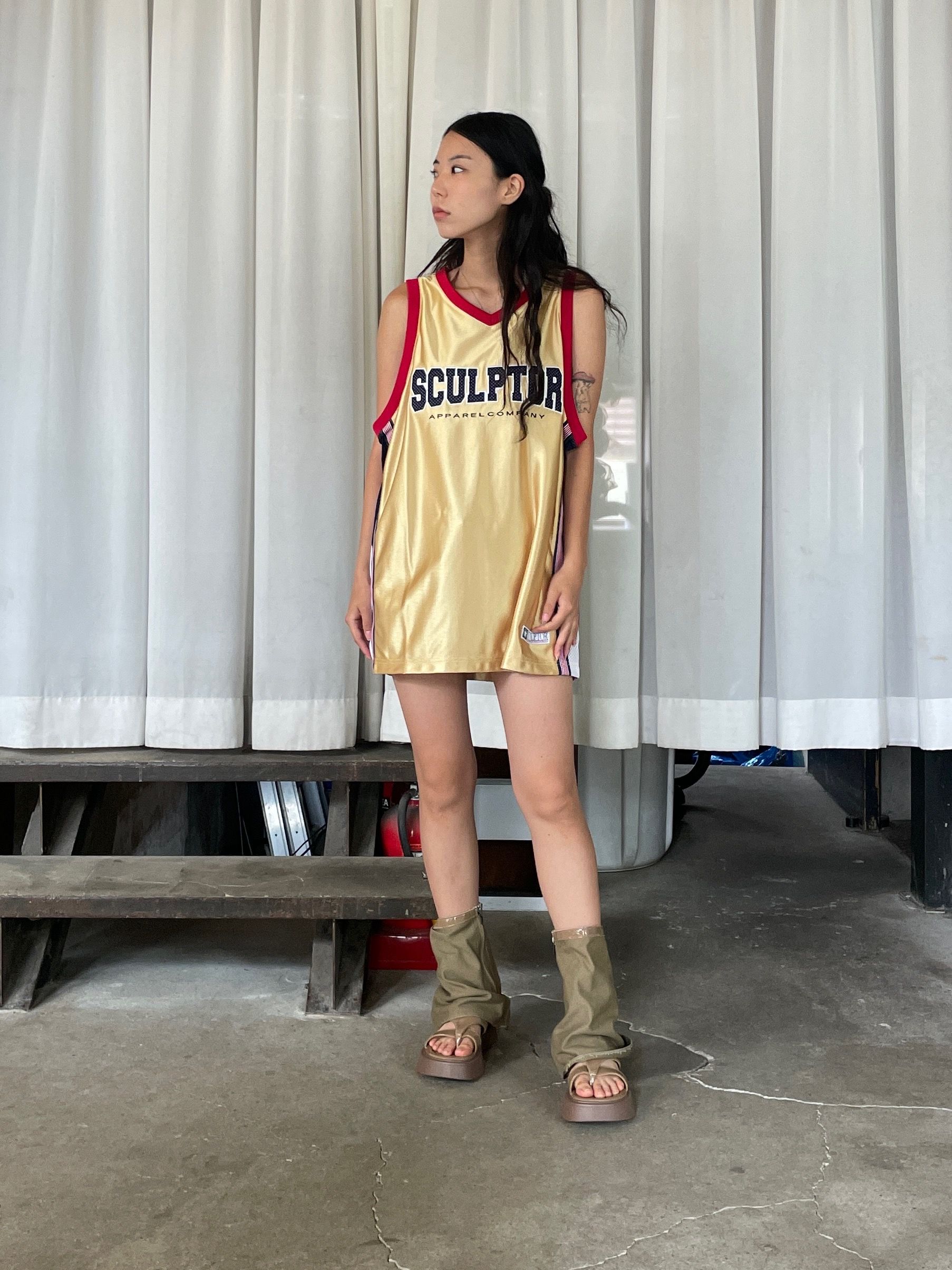 브랜드 스냅의 Classic Logo Basketball Sleeveless Top Gold 코디