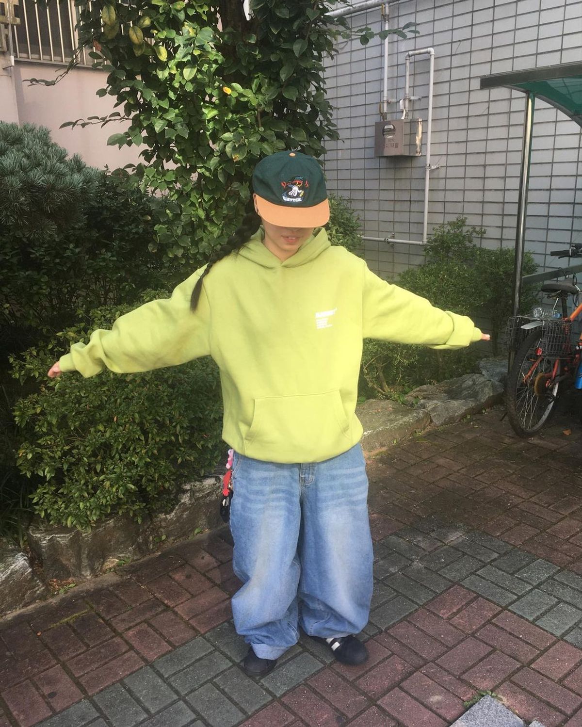 브랜드 스냅의 어센틱 로고 후디 옐로우그린 코디, 패션 | 무신사 스냅