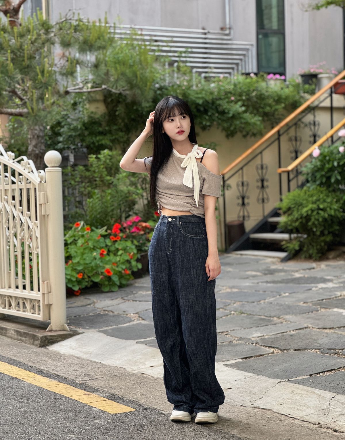 브랜드 스냅의 레일라 언밸런스 리본 셔링 탑 [WHITE] 코디, 패션 | 무신사 스냅