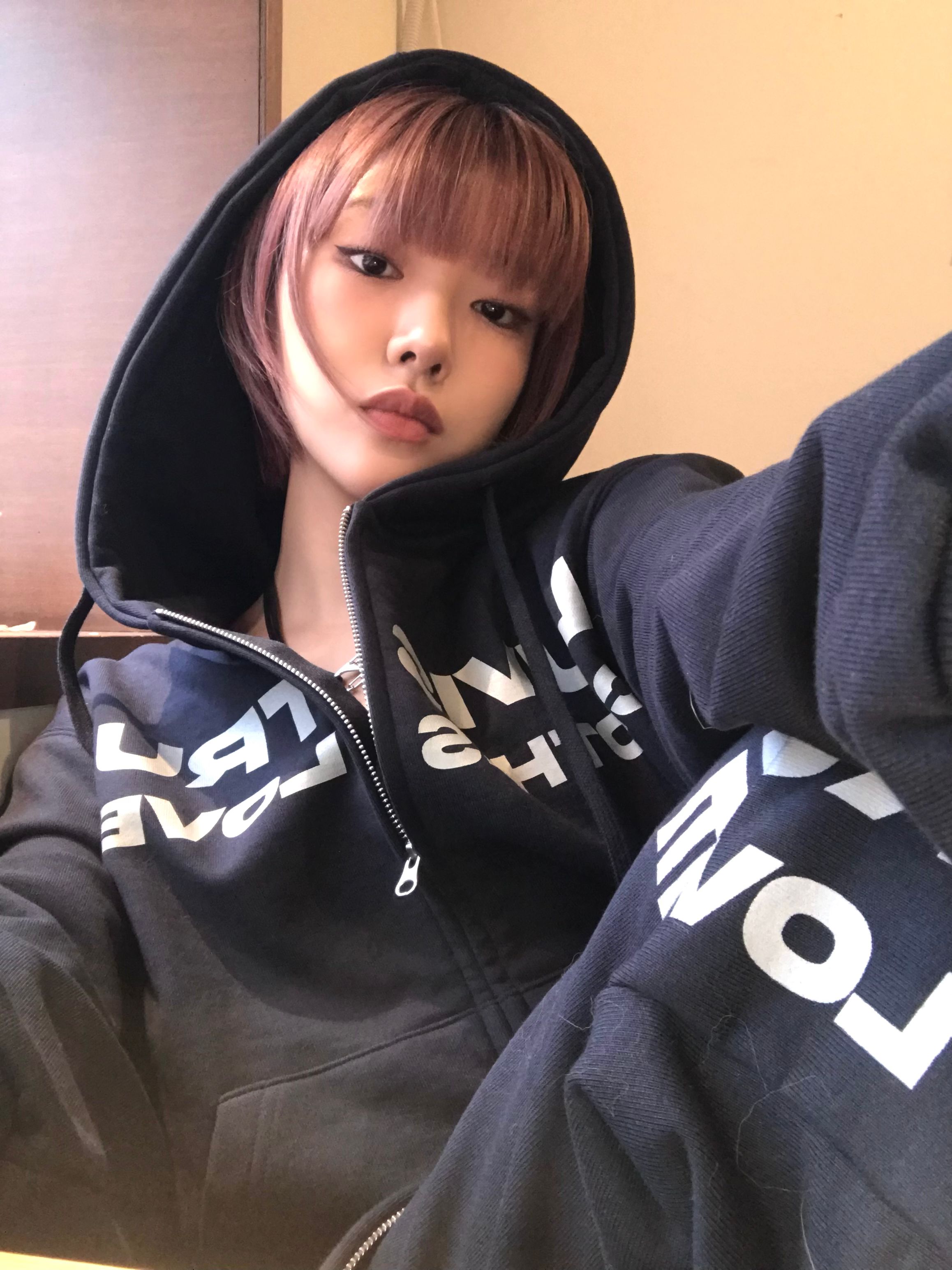 러브이즈트루(LUVISTRUE) MZ 2-WAY GLITTER HOOD ZIP UP(BLACK 