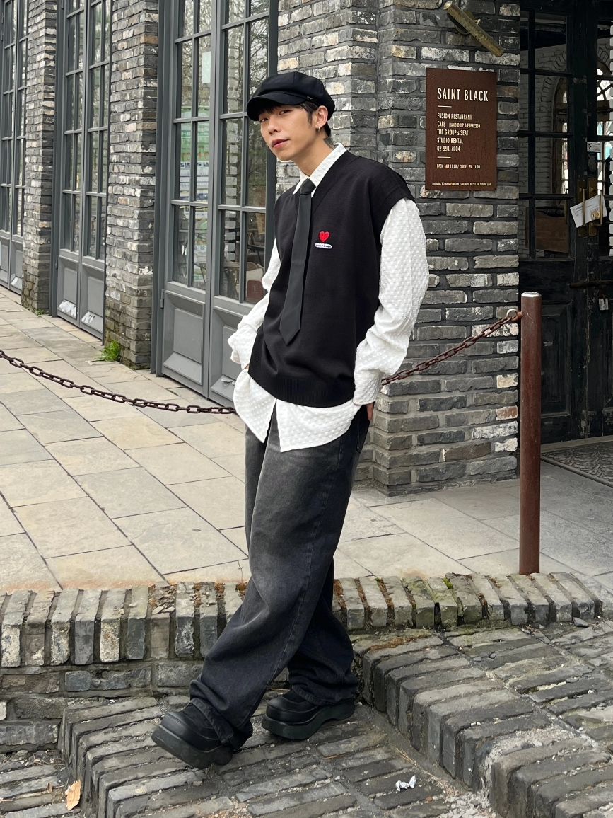 [GRAVER]★HEART BOARD EMBROIDERY KNIT VEST UNISEX] Heart smile embroidered knit vest. Black - GRAVER