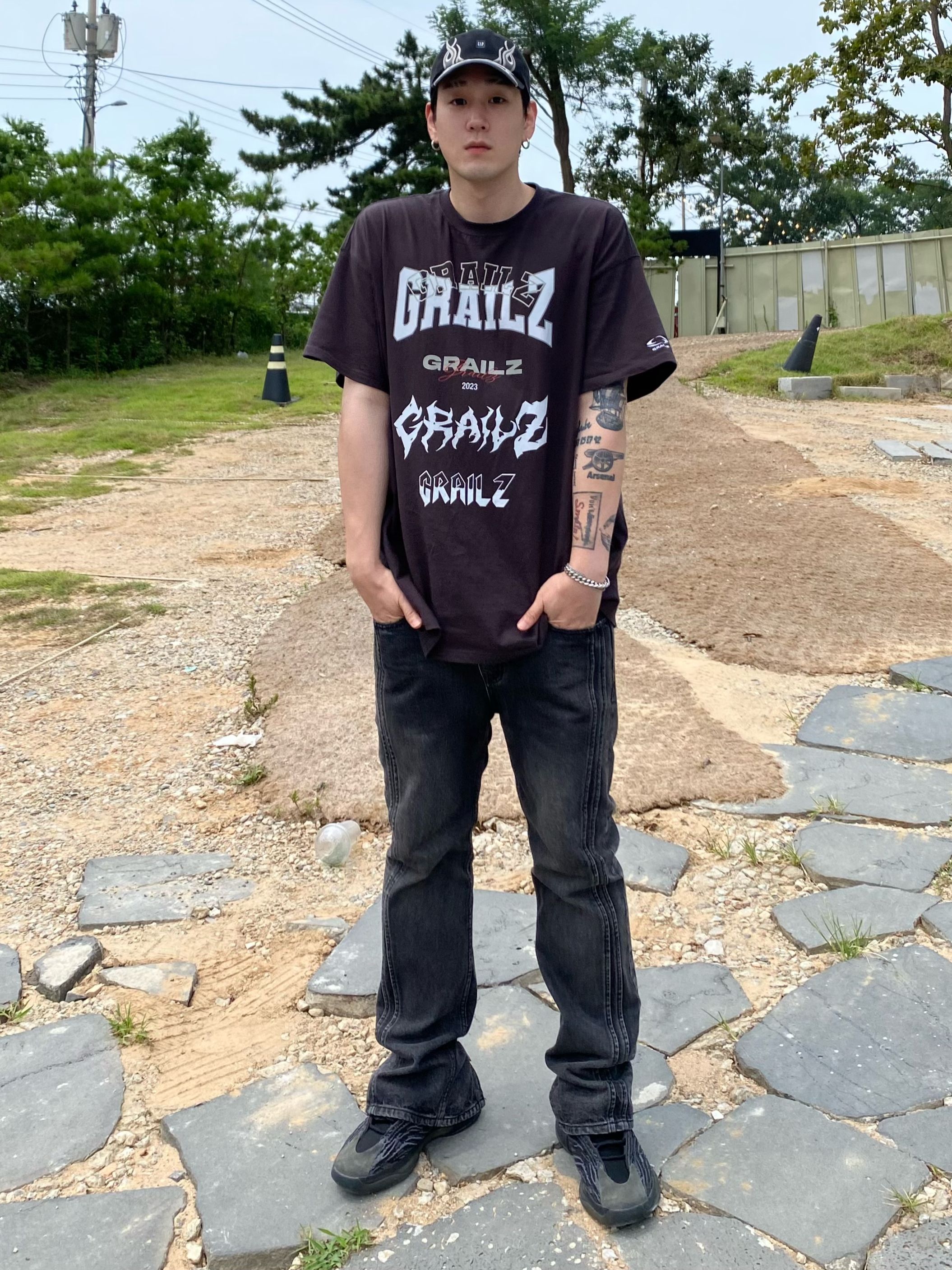MUSINSA公式 | GRAILZ MULTI LOGO T-SHIRTS [KHAKI]