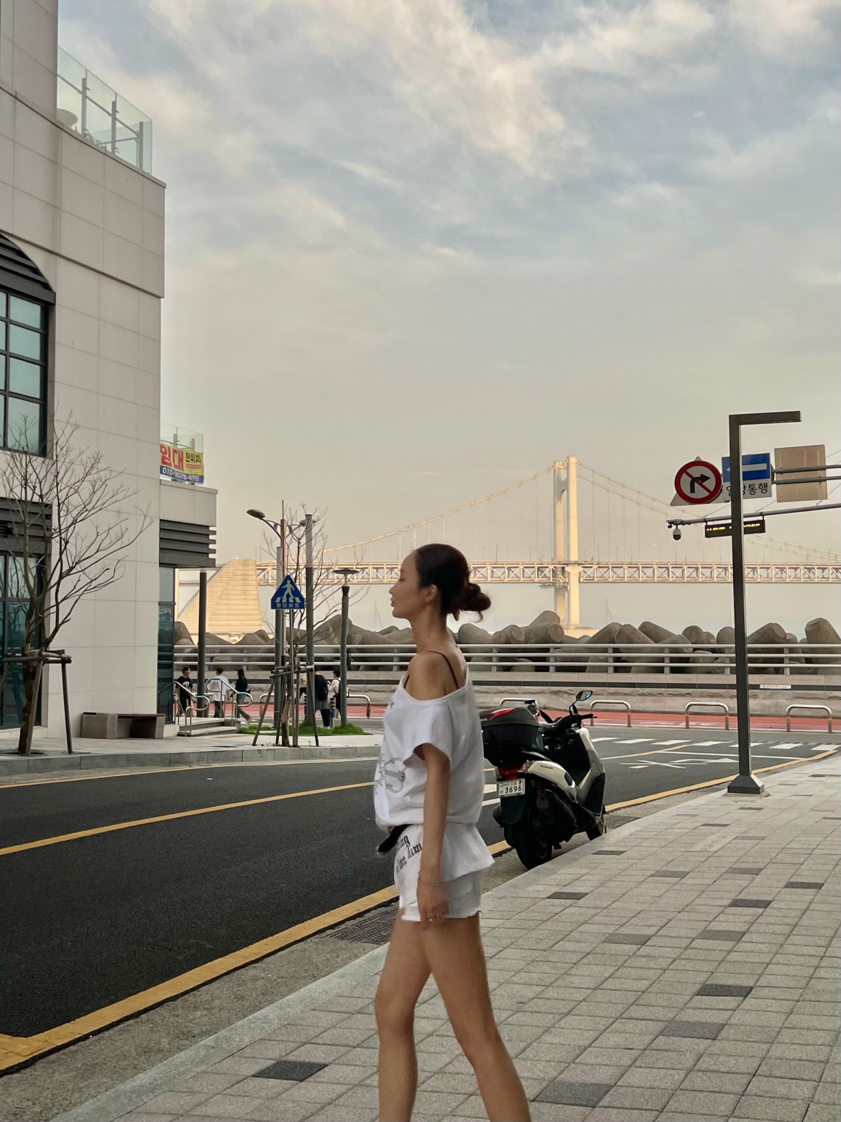 【illio】LOVER ONE SHOULDER T-SHIRTS★韓国 MUSINSA | ILLIO BLACK LOVER ONE SHOULDER T-SHIRTS