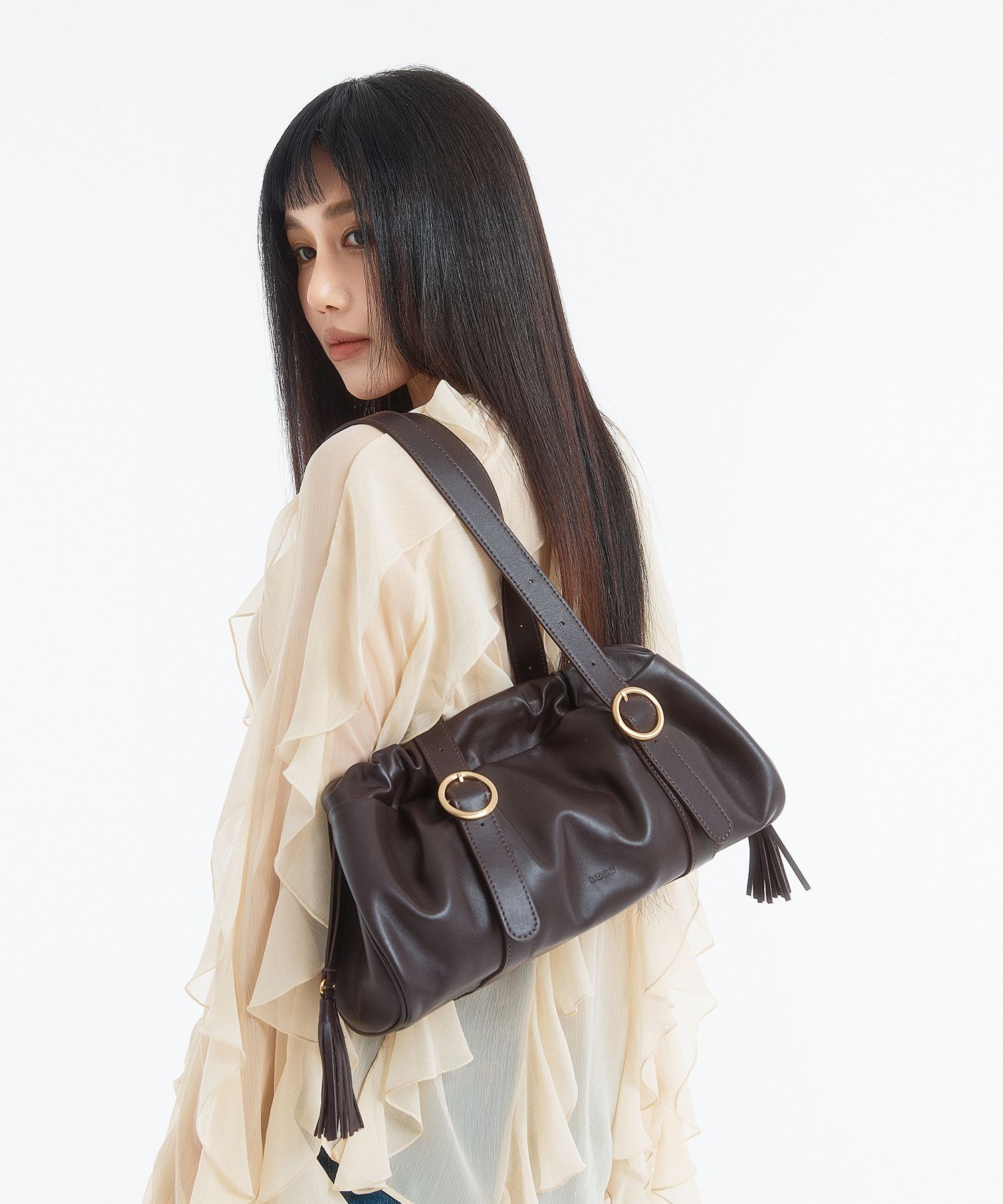 MUSINSA公式 | BADGIGI タスルシャーリングレザーショルダーバッグ、モカ