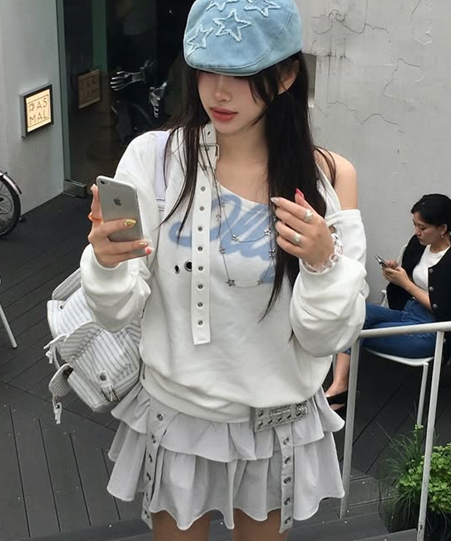 MUSINSA公式 | ILLIGO 129 バックルオフショルダースウェット ホワイト