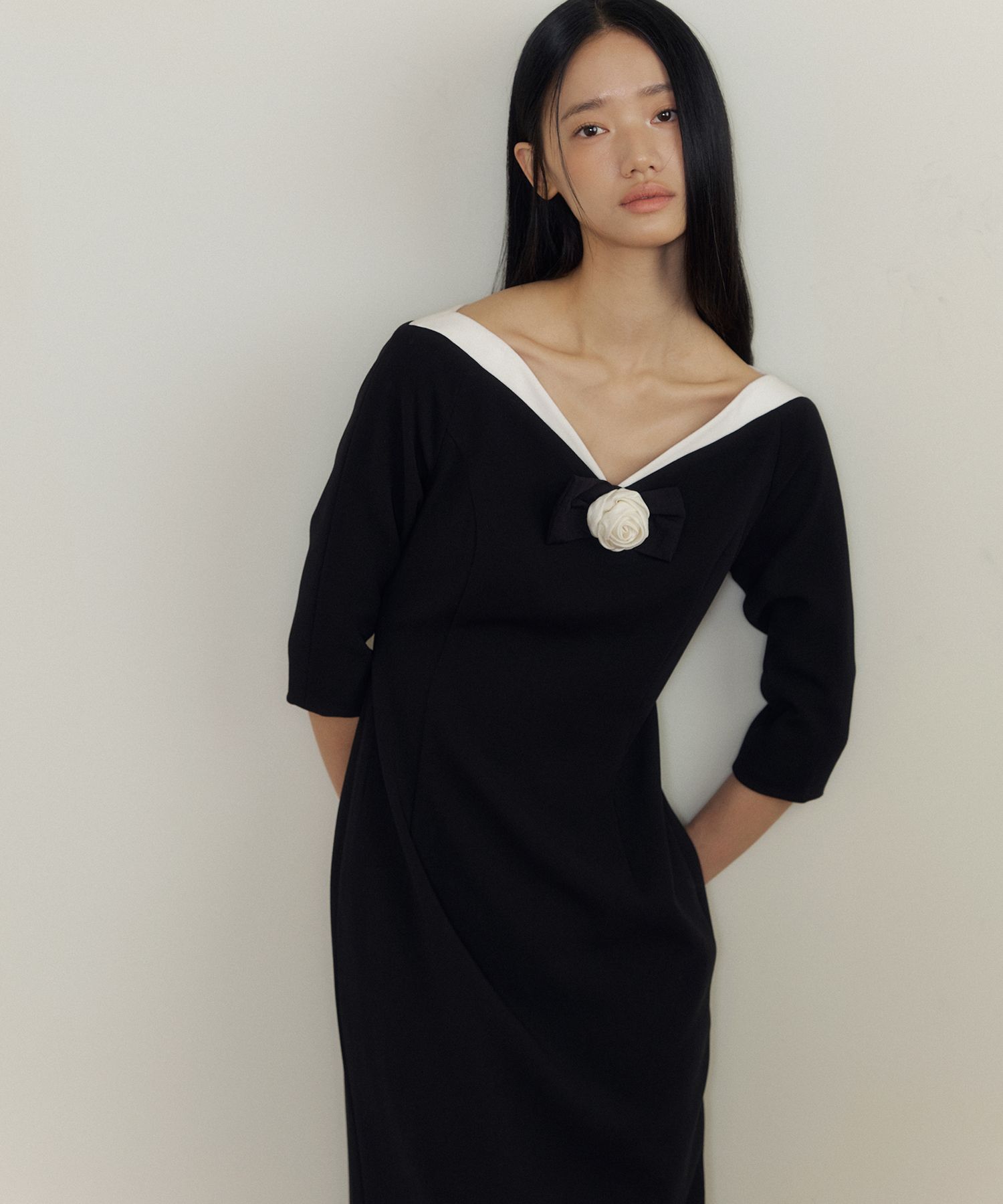 LUCIR ZU - Curve-Line Dress & Ribbon Corsage (black)