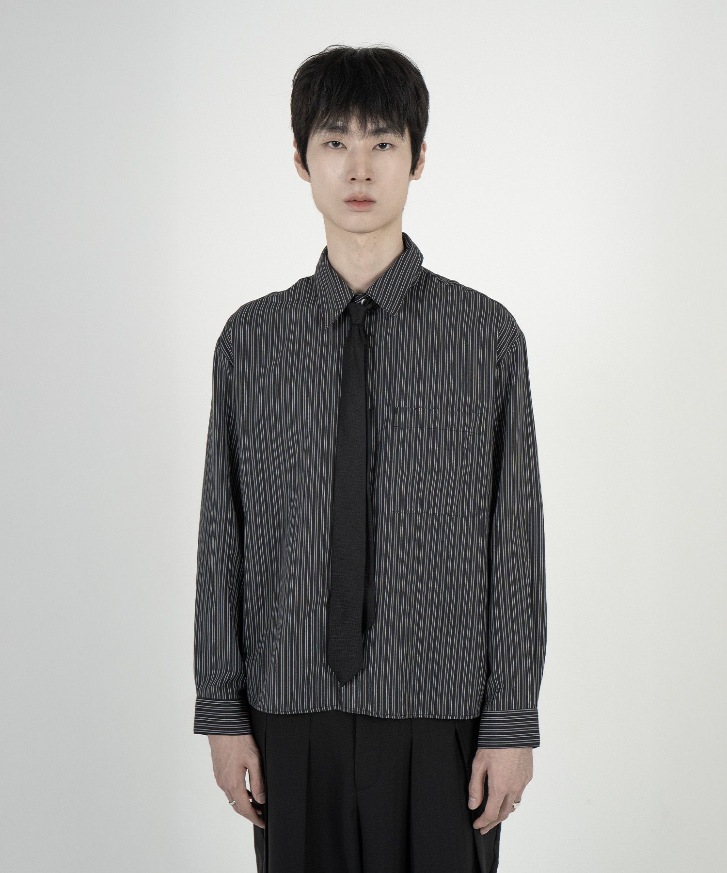 MUSINSA公式 | EULER ラインクロップストライプシャツ(ブラック)