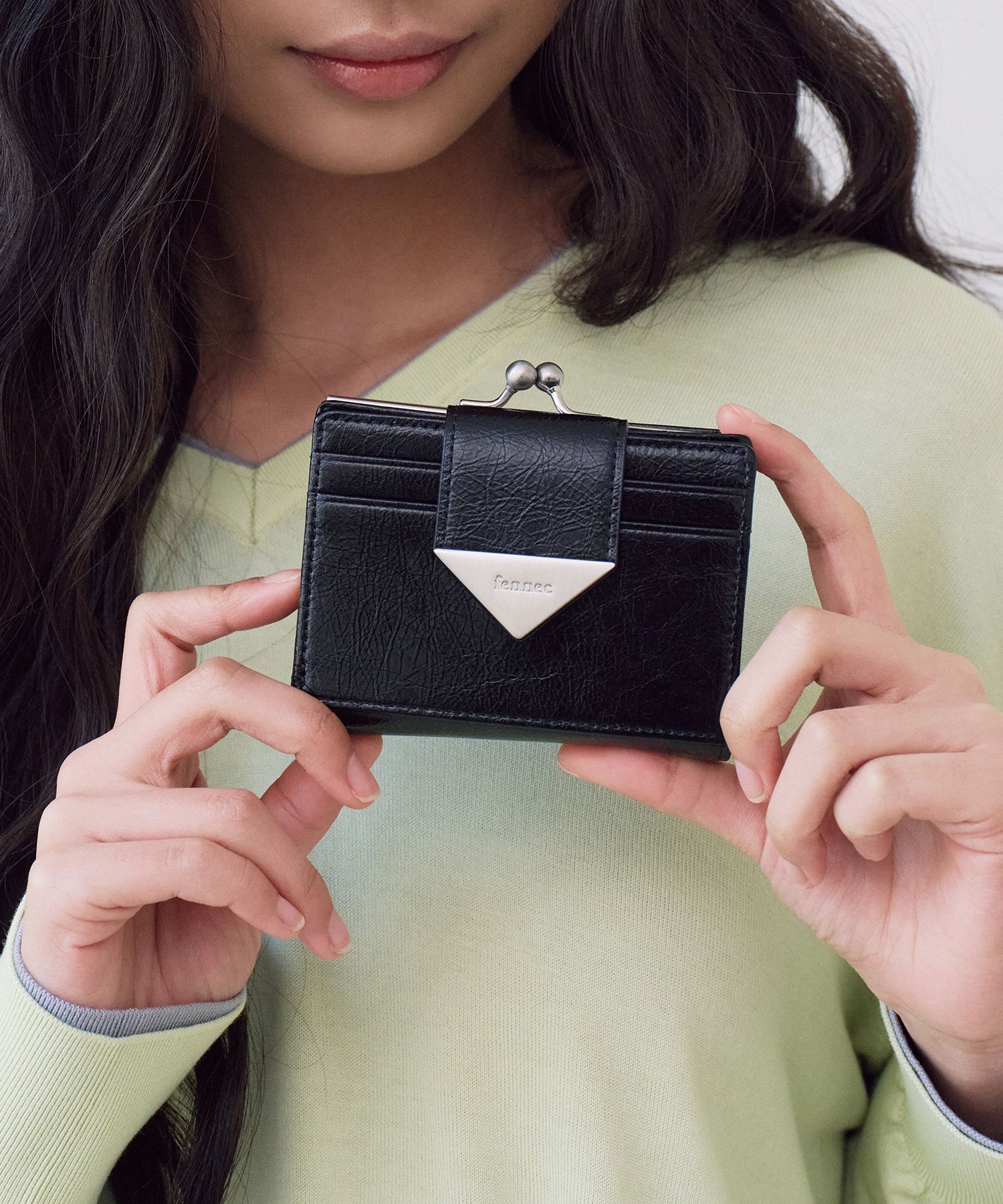 MUSINSA公式 | fennec CRINKLE TRIANGLE FRAME BRIDGE WALLET - BLACK