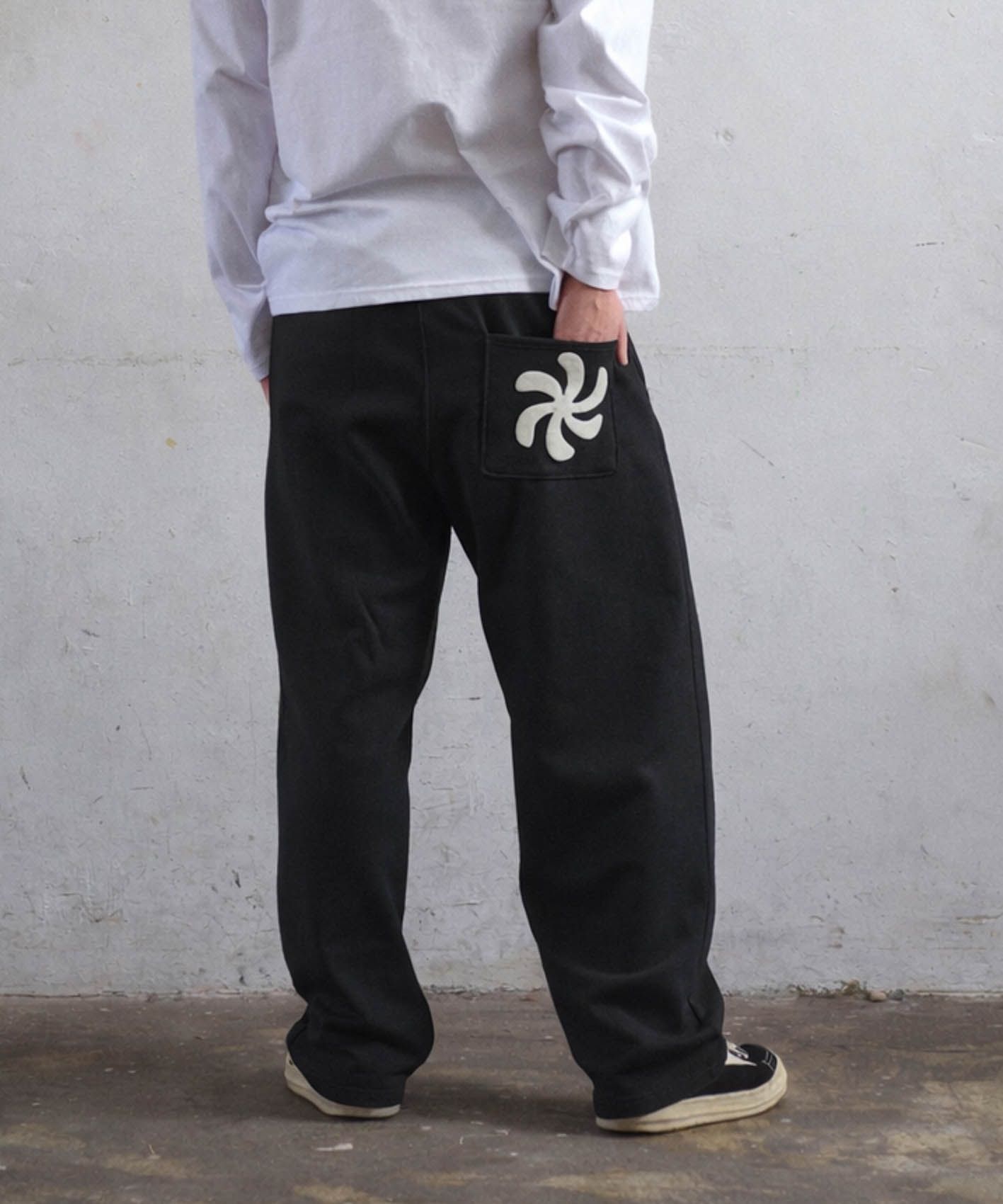 MUSINSA公式 | AMOU SPIRAL One Tuck Sweat Pants BLACK