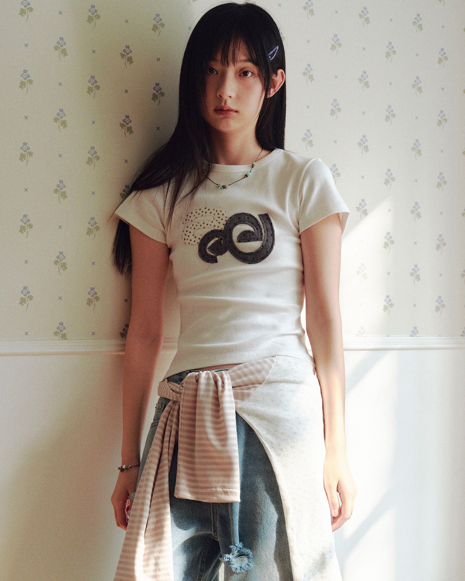 MUSINSA | AEAE APPLIQUE FLOWER LOGO TEE [WHITE]