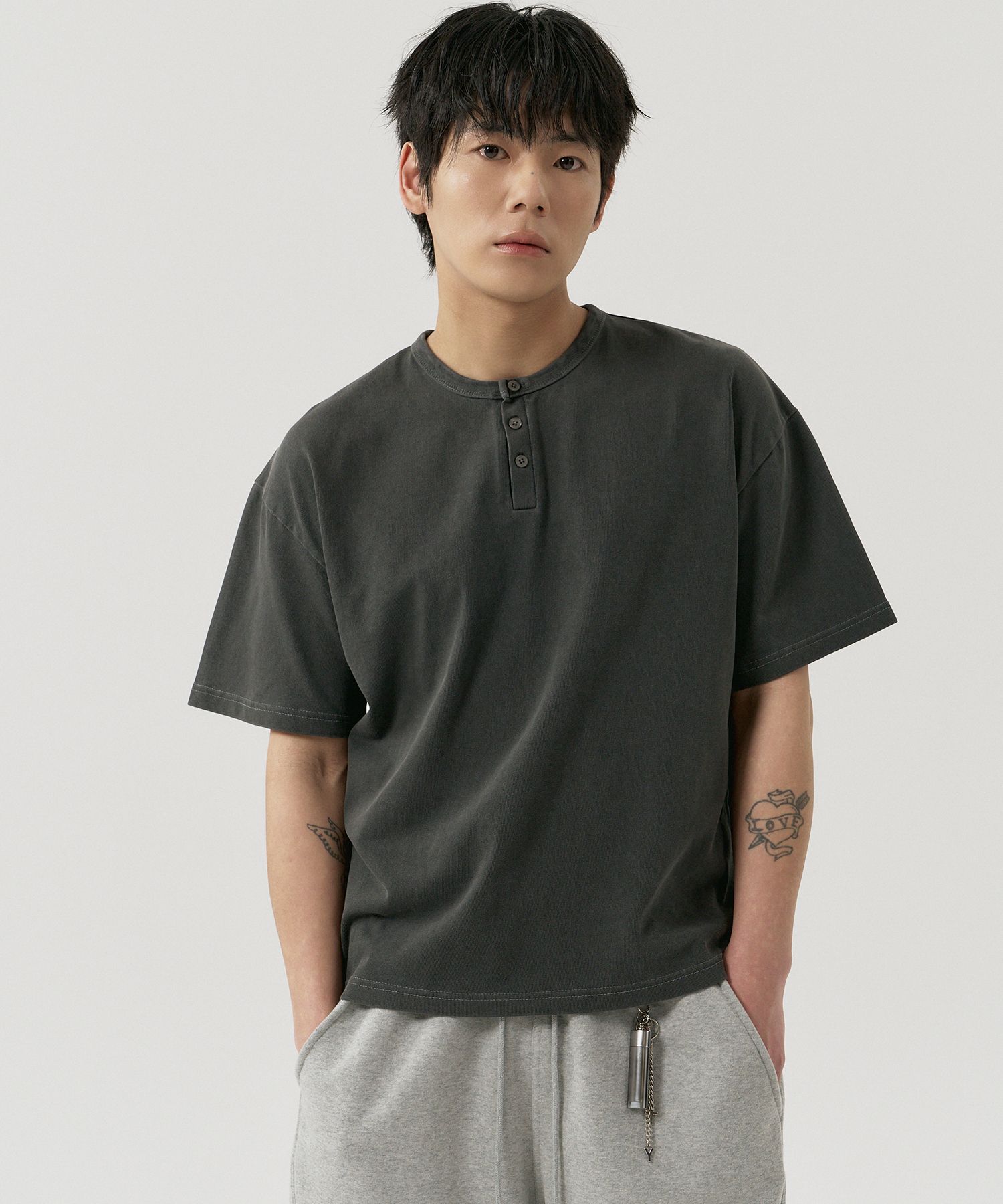 MUSINSA公式 | GNOK ピグメントクロップヘンリーネック半袖Tシャツ