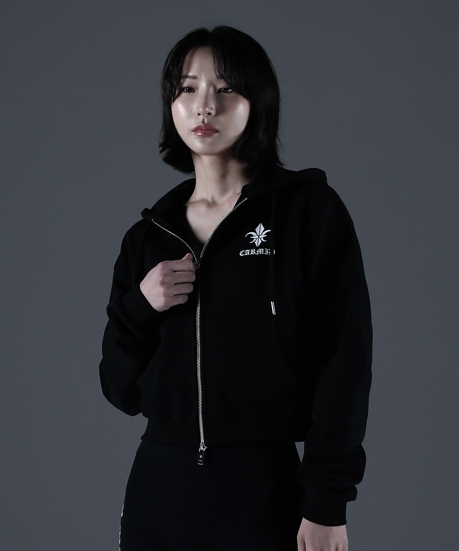 MUSINSA | CARMID (W) Noble Lettering Crop Hoodie [Black]