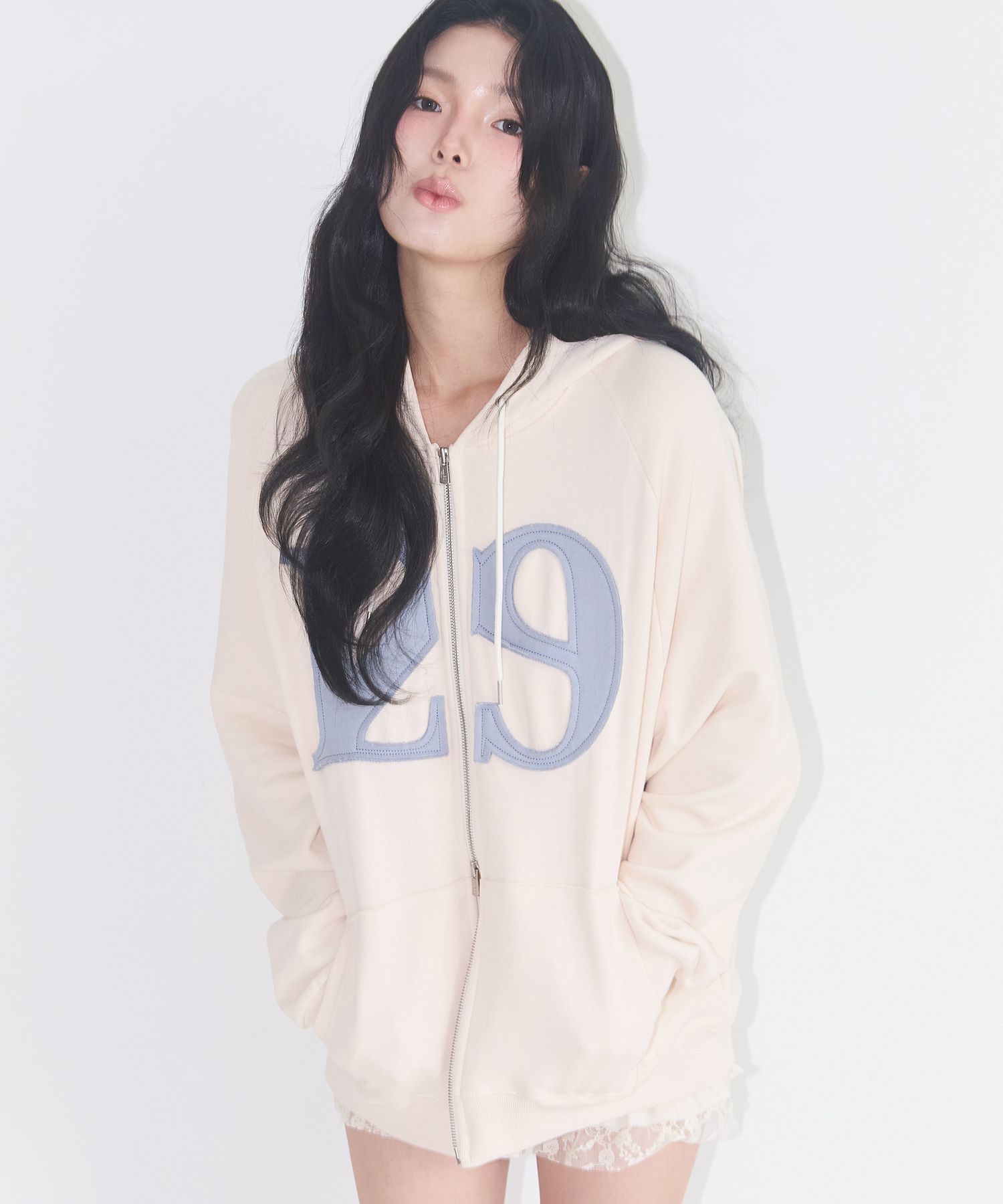 MUSINSA公式 | ILLIGO 129 logo patch hooded zip-up cream