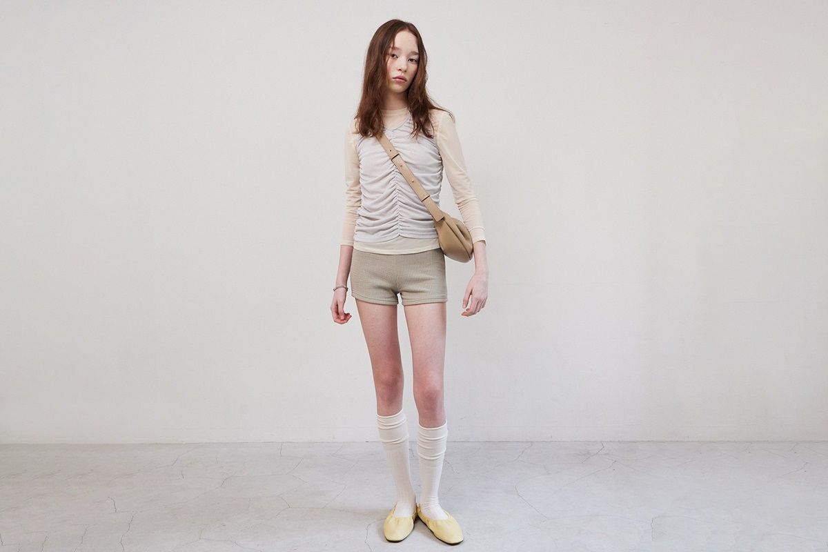 MUSINSA公式 | FLOR Ohwi Sling Bag Taupe