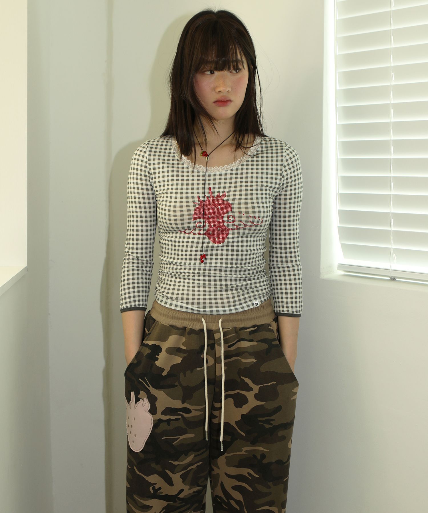 MUSINSA公式 | NOFFICIALNOFFICE Strawberry Angel Lace Neck T