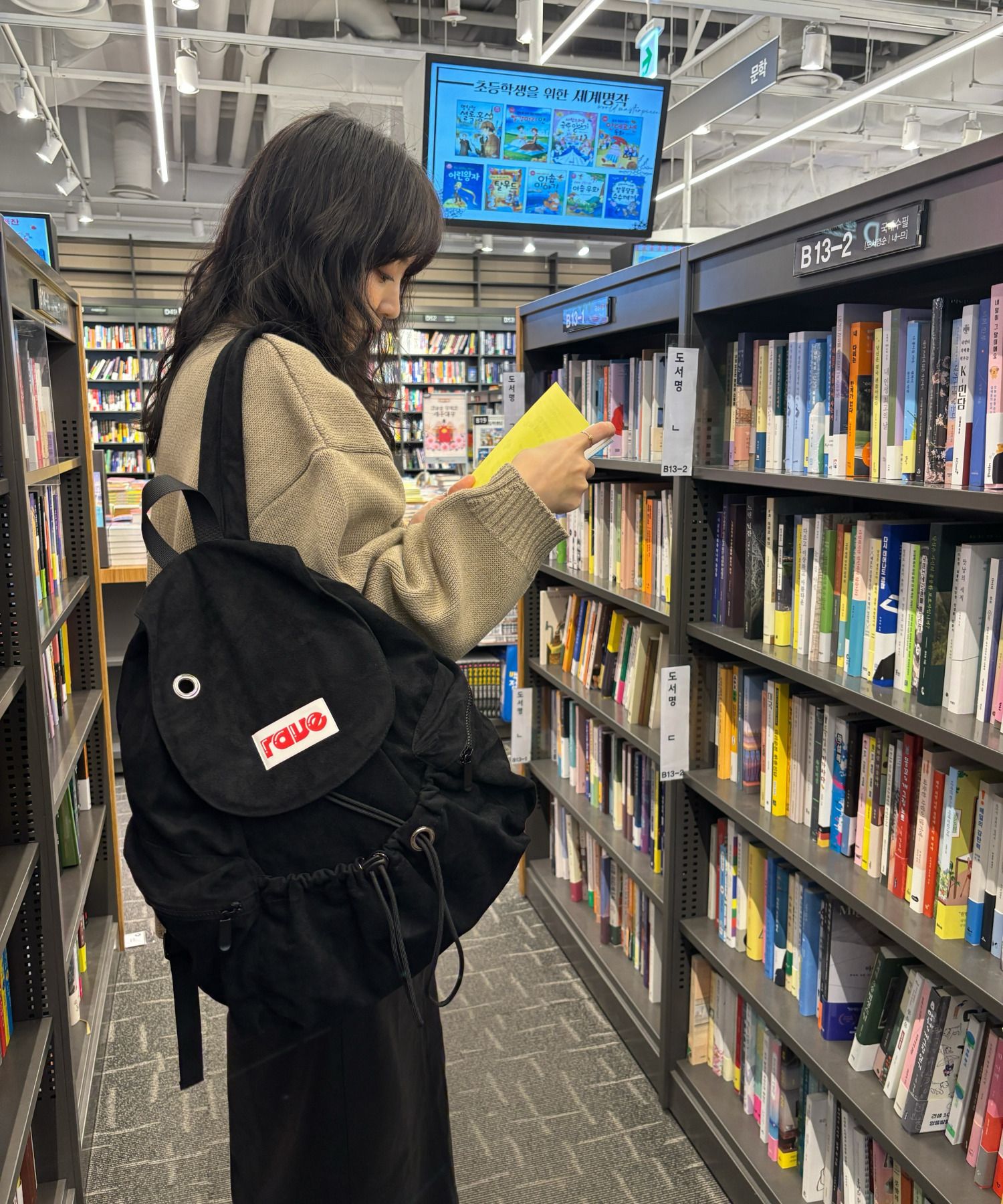 MUSINSA公式 | LOVERAVELIVE Lovely Suede Cargo Backpack (black)