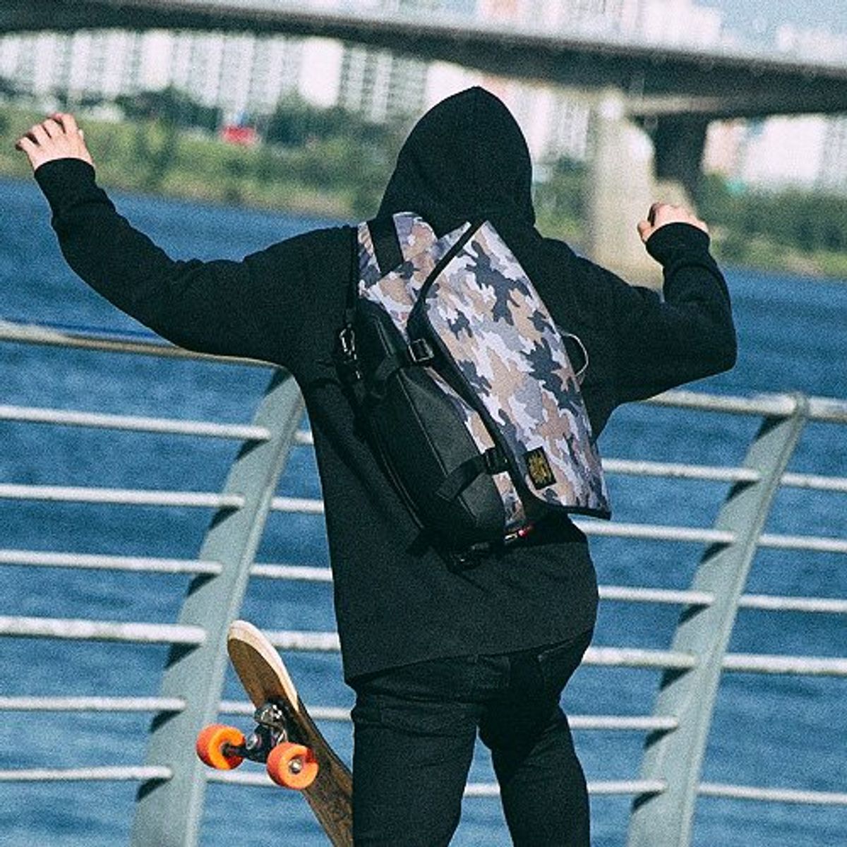 디얼스(THE EARTH) COMFORT MESSENGER BAG - CAMO