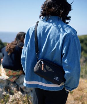 패디드 숄더 파우치 M - 블랙