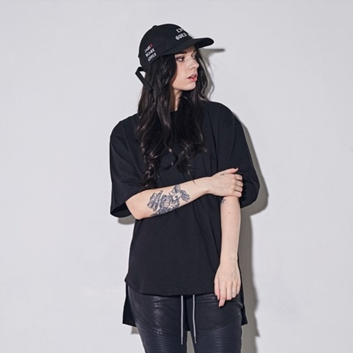 라울(LAUL) LAUL BOXY HALF SHIRTS BLACK 라울 박시반팔셔츠 블랙(이너티셔츠)