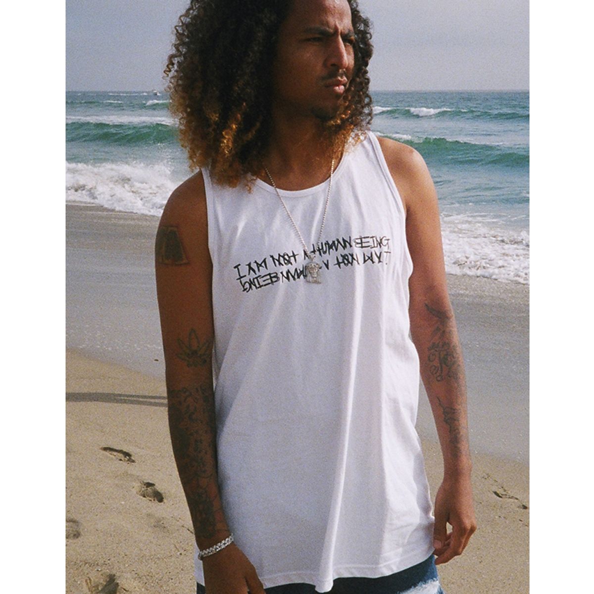 아임낫어휴먼비잉(I AM NOT A HUMAN BEING) Basic Logo Sleeveless - White