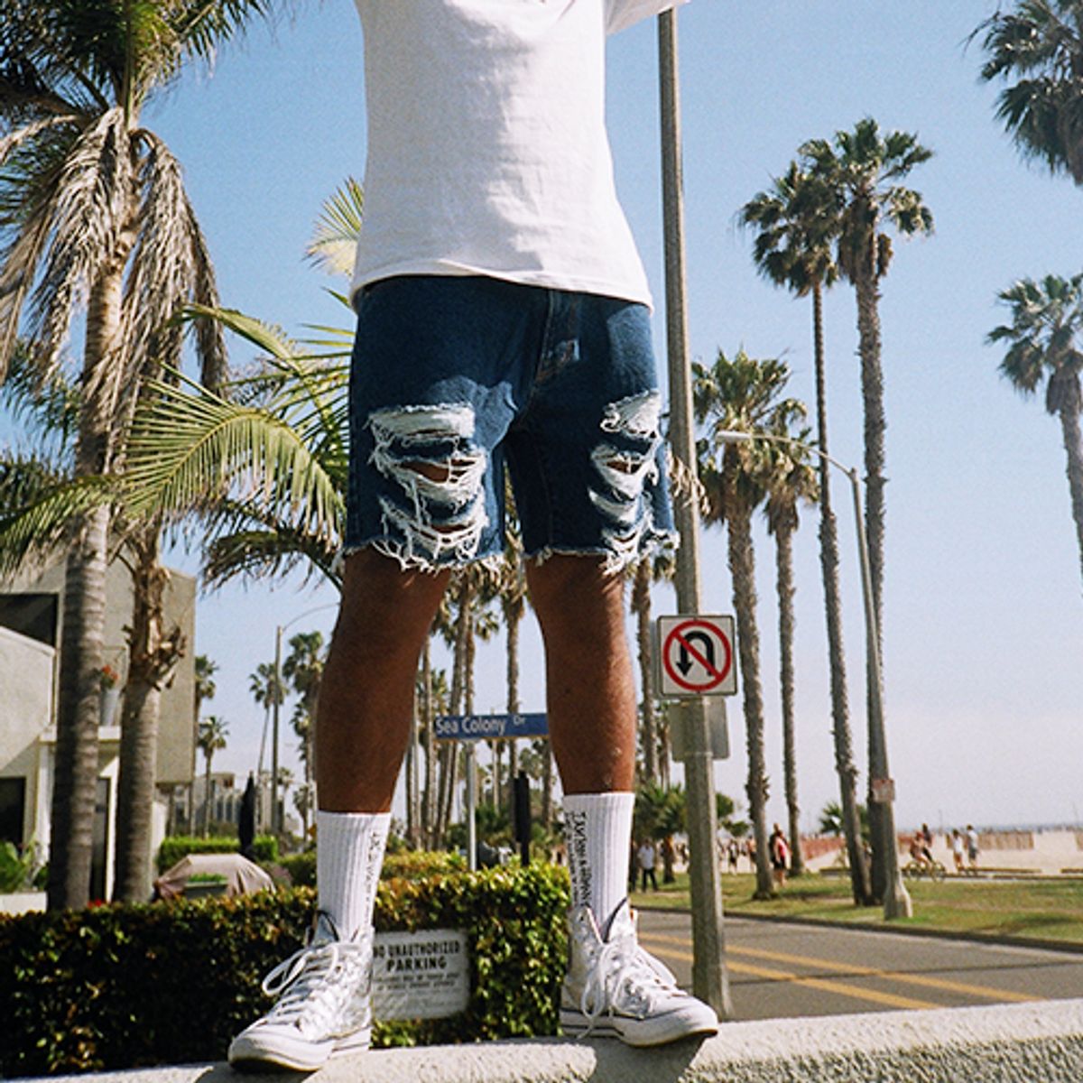 아임낫어휴먼비잉(I AM NOT A HUMAN BEING) Basic Logo Destroyed Denim Shorts - Blue