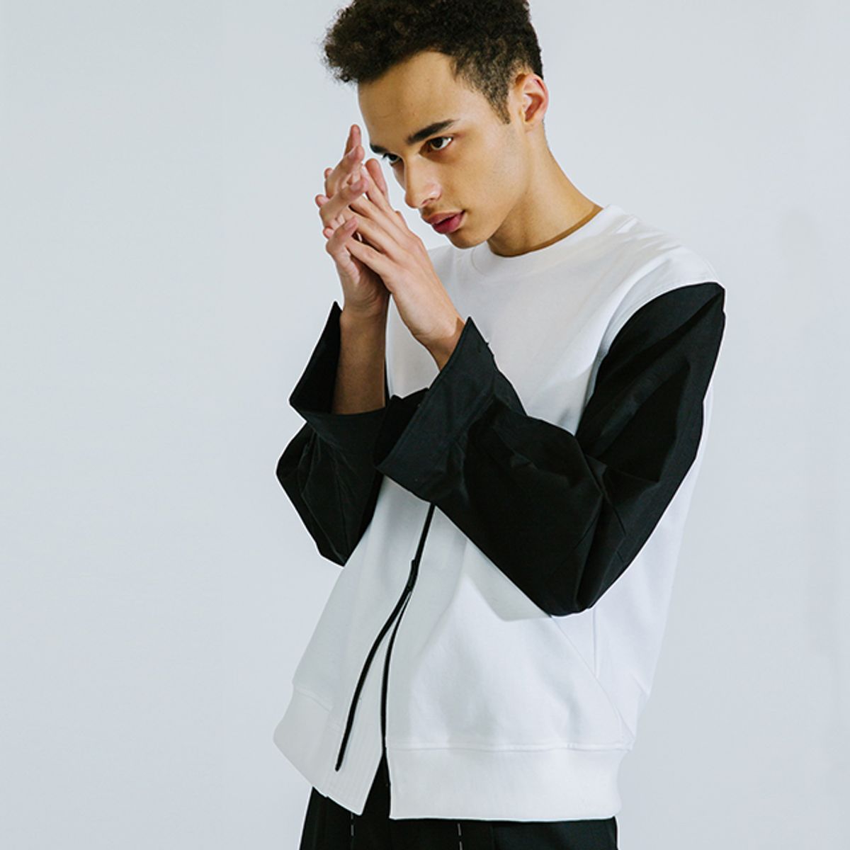 도조(DOZOH) BLACK & WHITE PLACKET SWEATSHIRTS