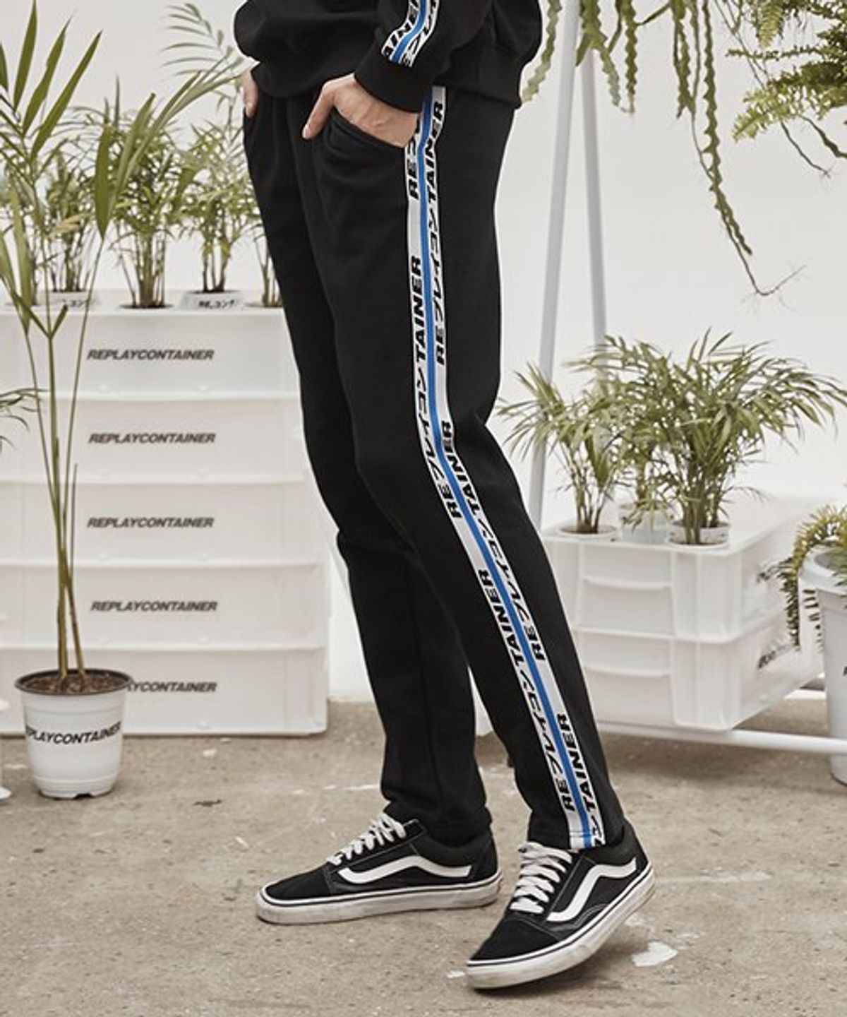 리플레이컨테이너(REPLAY CONTAINER) retainer tape sweat pants (black)